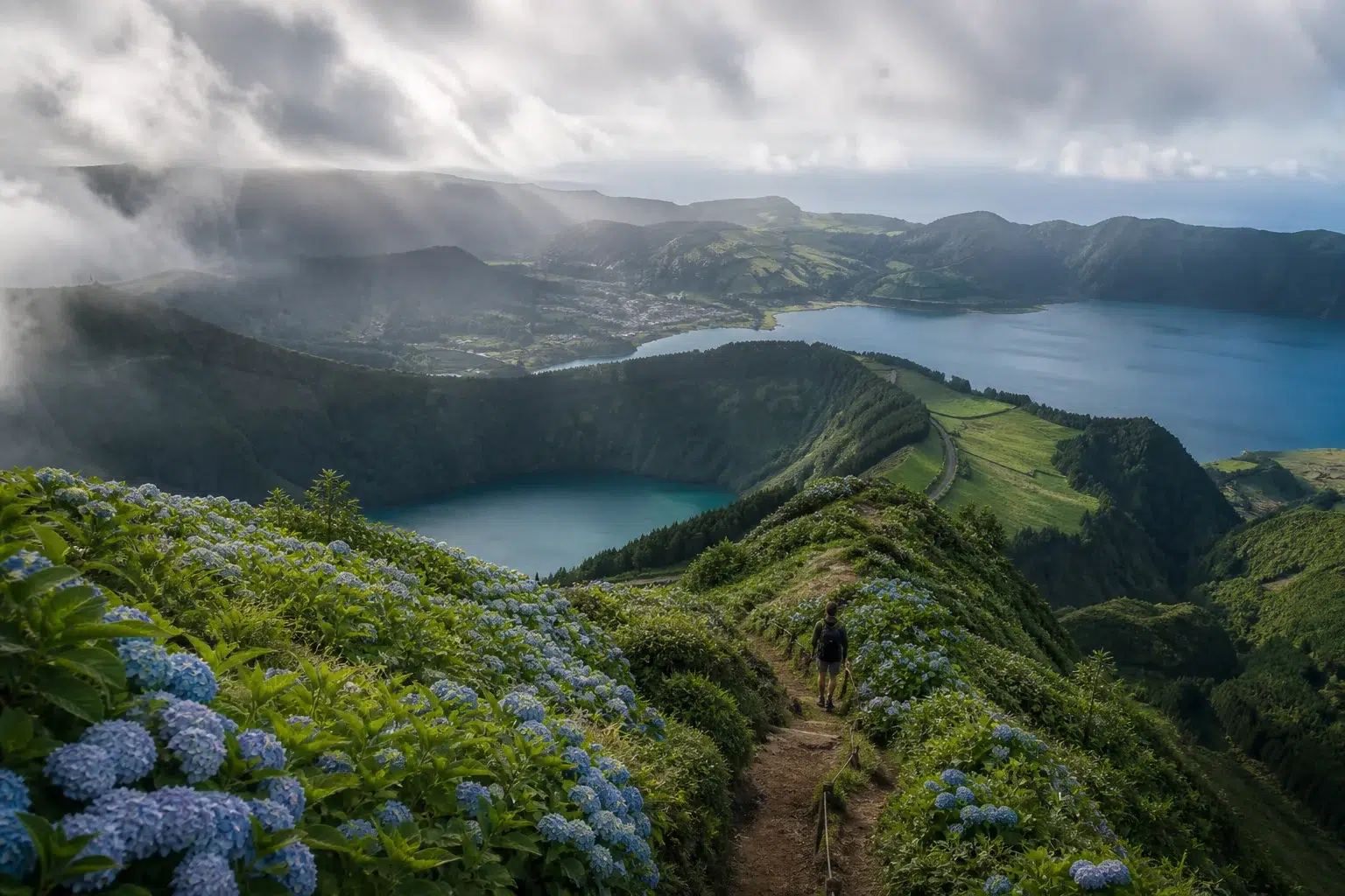Lacs de cratère et sentier fleuri aux Açores