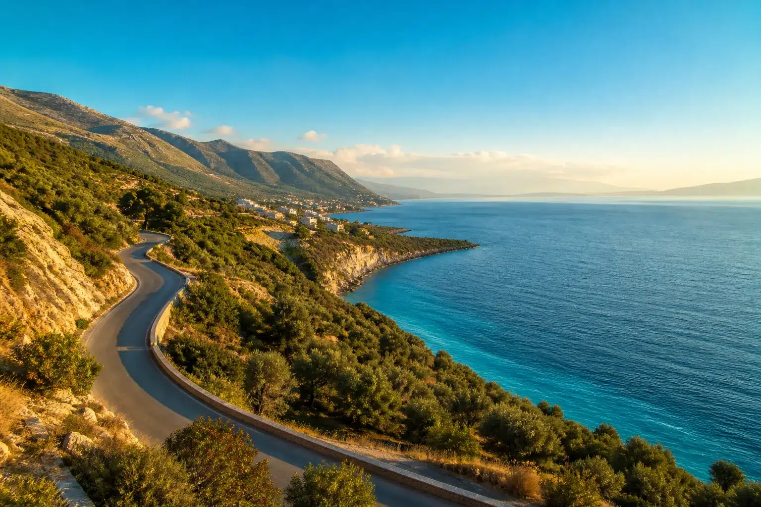 Route dominant une baie turquoise sur la Riviera albanaise