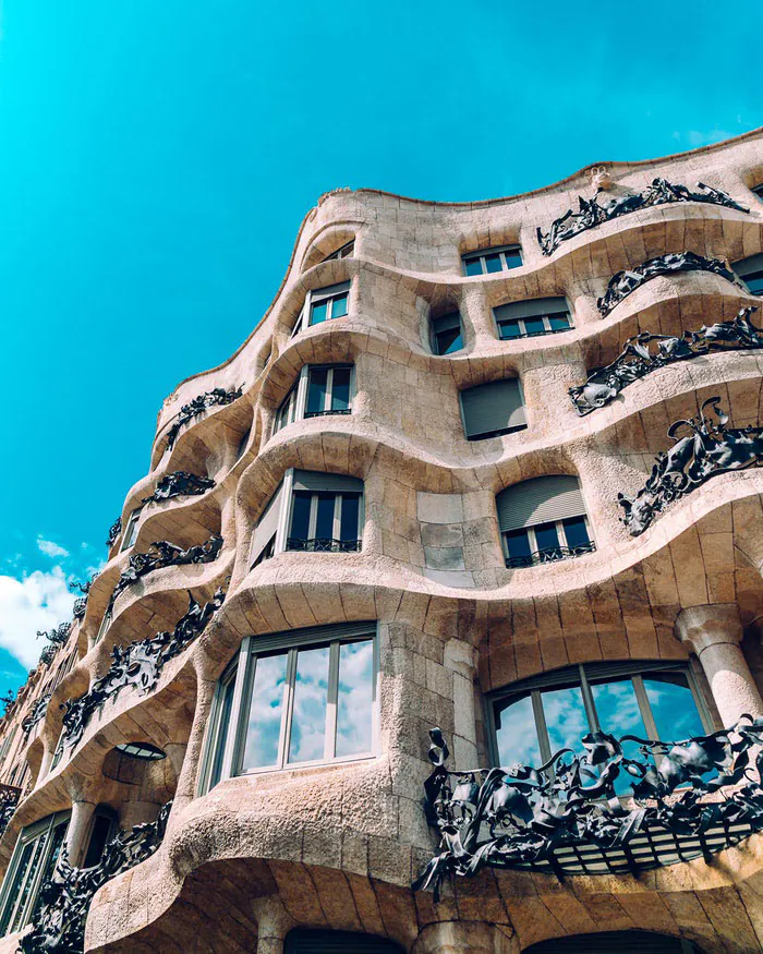 Façade moderniste ondulante à Barcelone