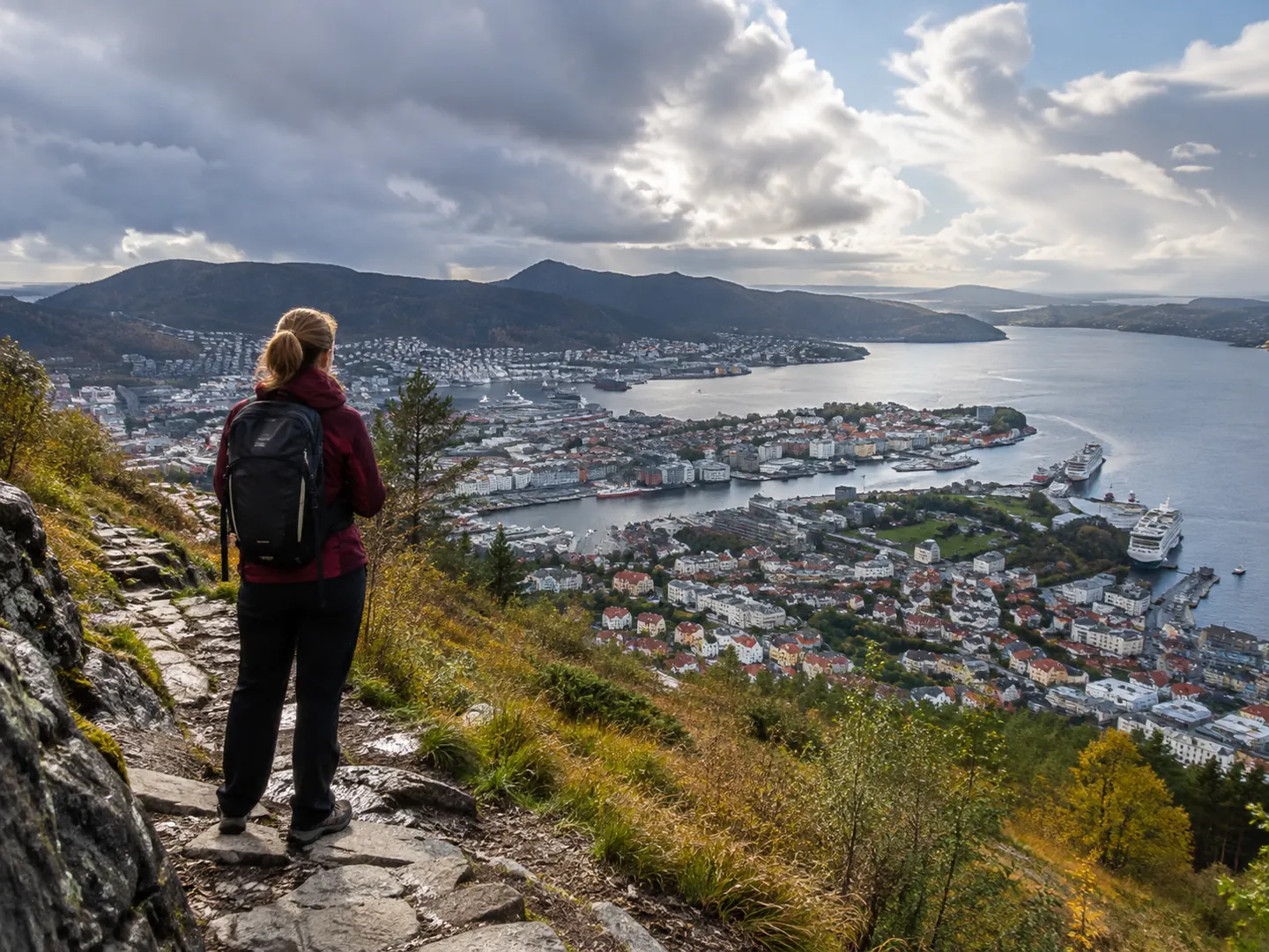 Randonneuse sur les hauteurs de Bergen face à la ville et au fjord