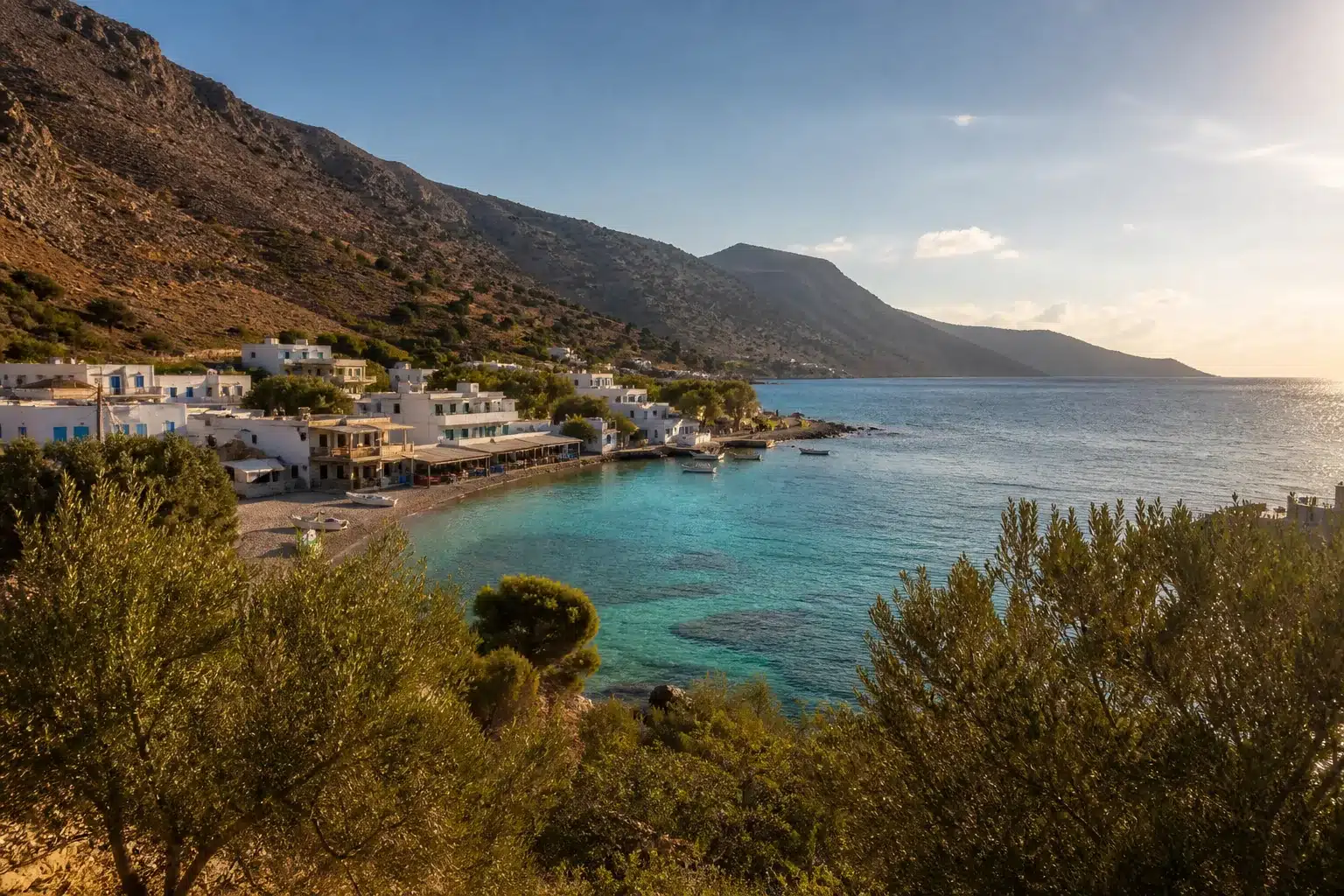 Village blanc et crique turquoise sur la côte crétoise