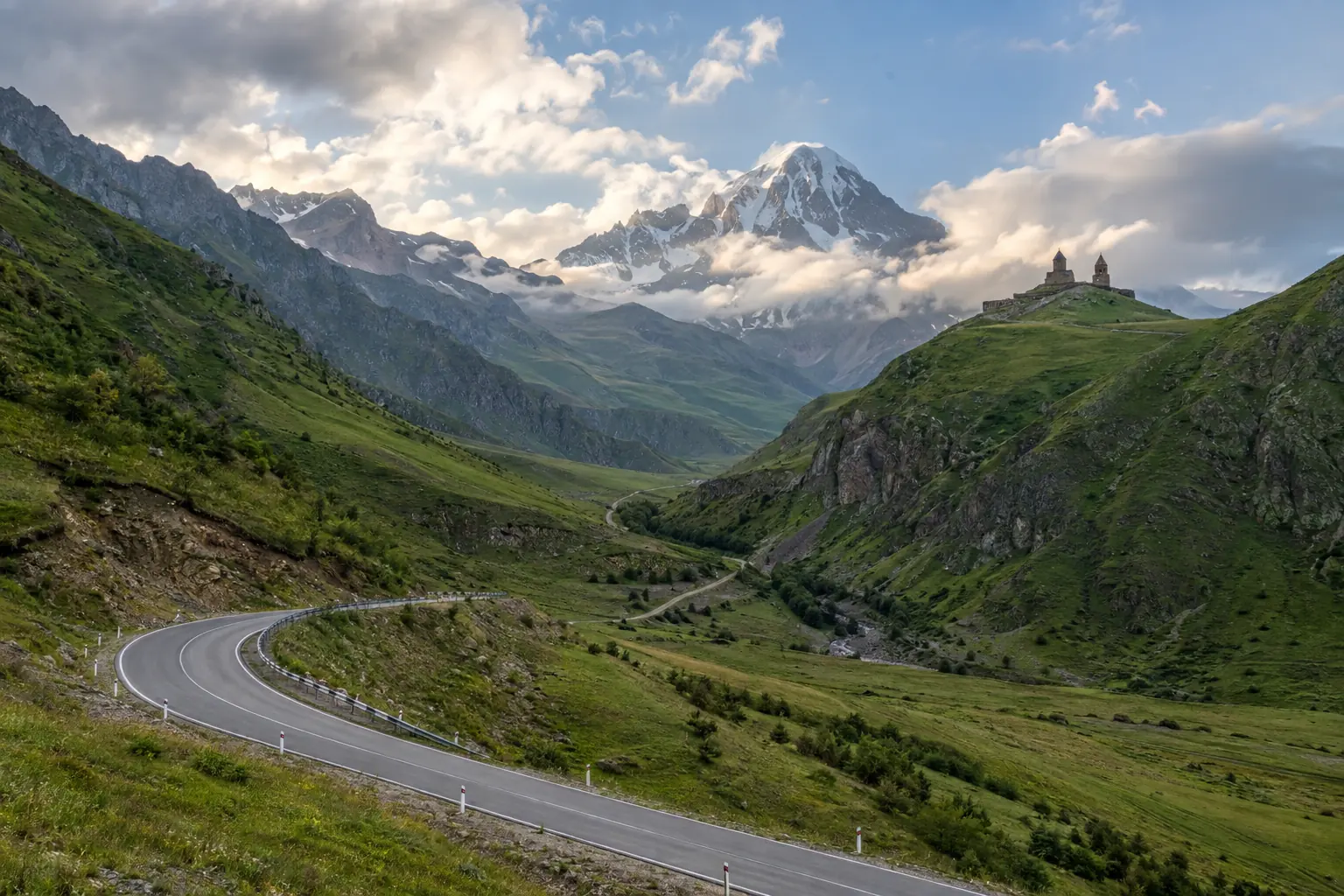 Route du Caucase en Géorgie sous le mont Kazbek avec une église sur la crête