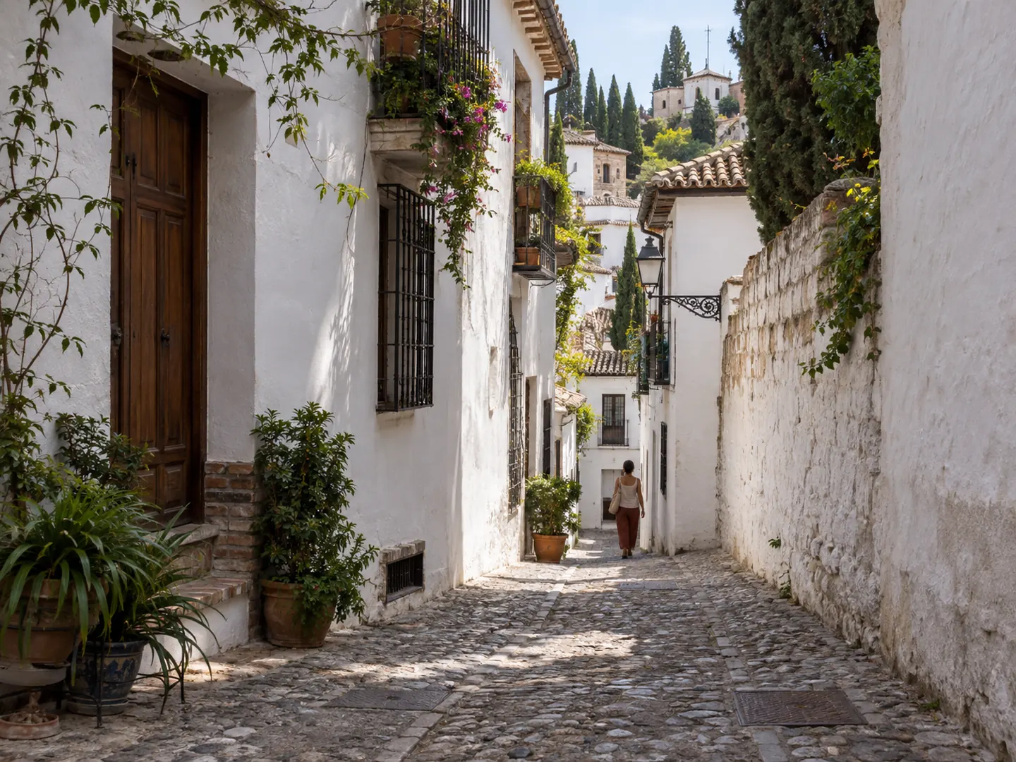 Ruelle blanche et pavée de l’Albaicín à Grenade