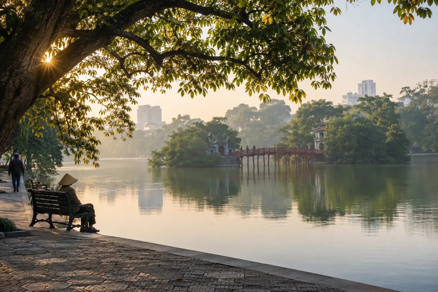 Rives arborées du lac Hoàn Kiếm à Hanoï au calme du petit matin