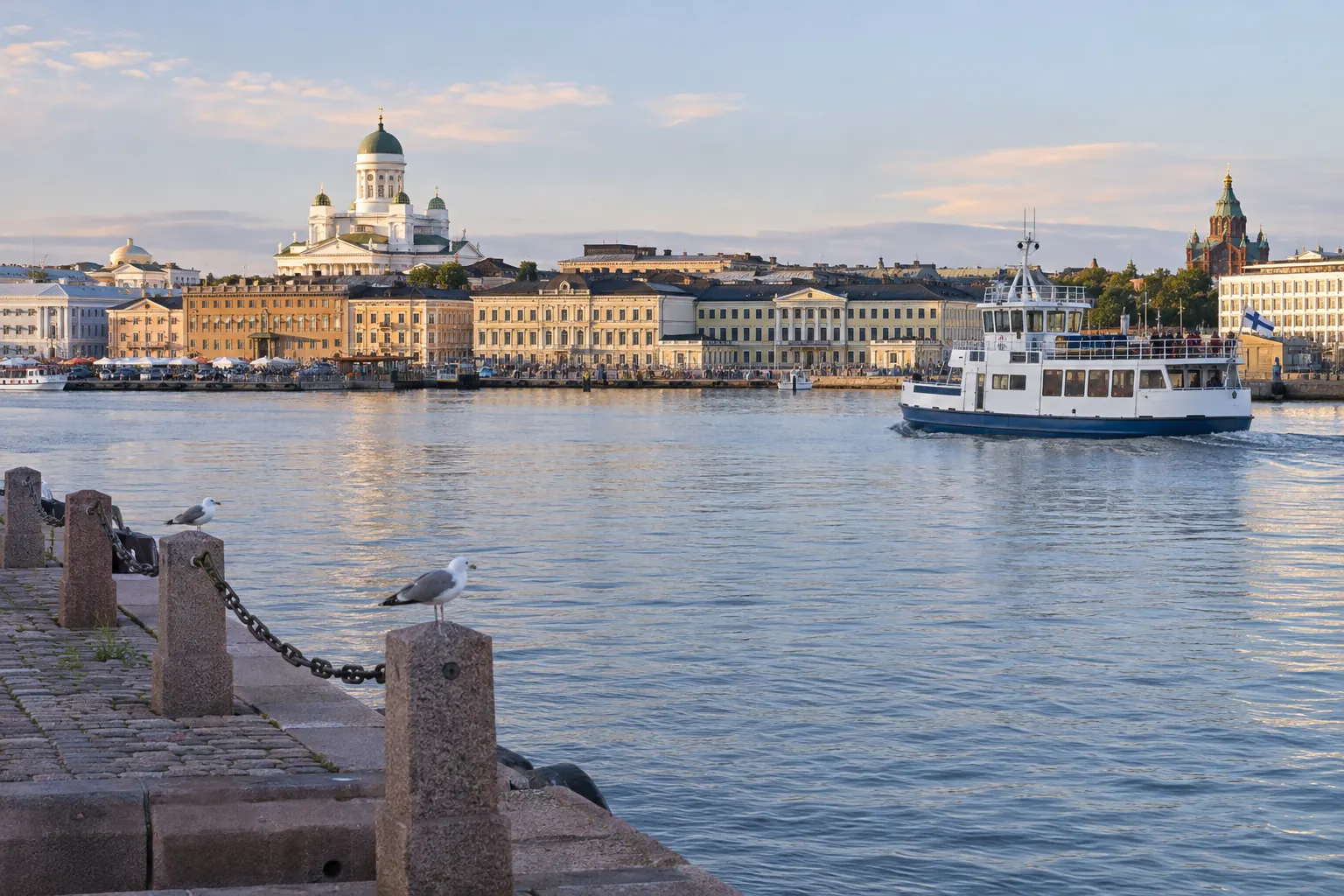 Front de mer d’Helsinki et ferry sur la Baltique au soleil du soir