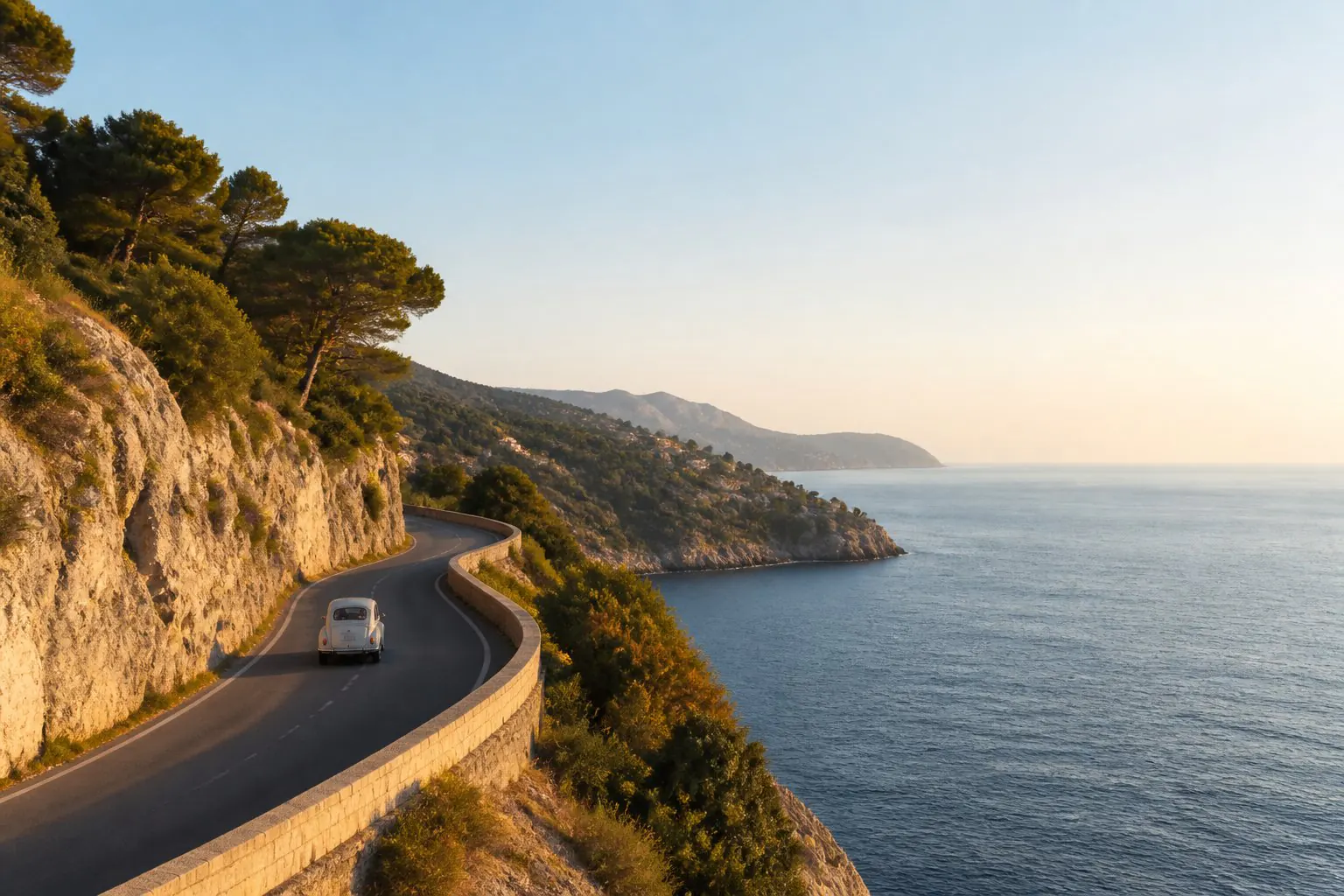 Route côtière méditerranéenne au soleil avec mer et falaises