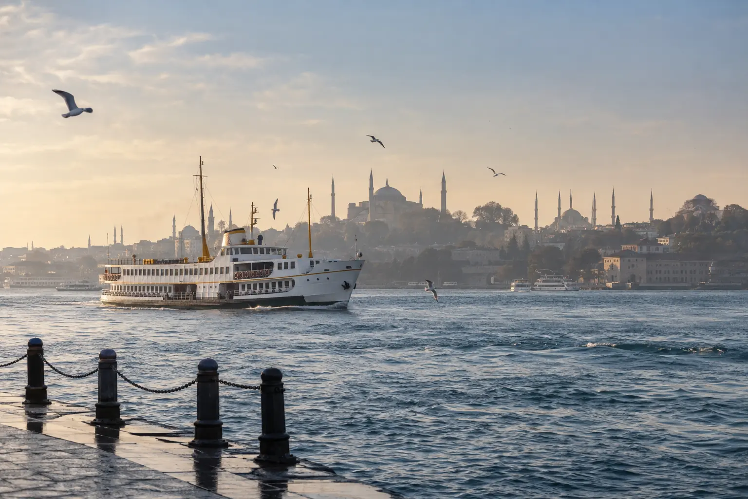Ferry traversant le Bosphore devant les coupoles d’Istanbul dans la brume matinale