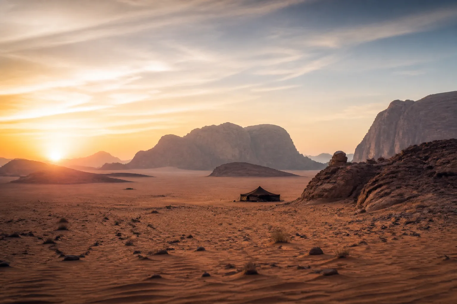 Désert rocheux de Wadi Rum au coucher du soleil