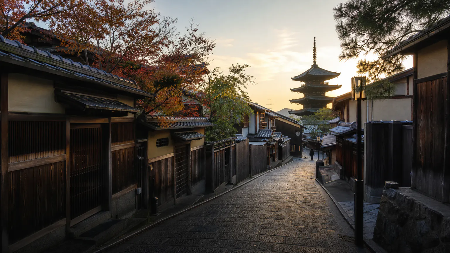 Ruelle traditionnelle de Higashiyama à Kyoto au lever du jour, avec une pagode en arrière-plan