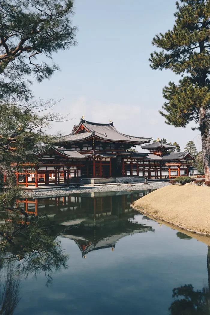 Temple et bassin dans un jardin traditionnel de Kyoto