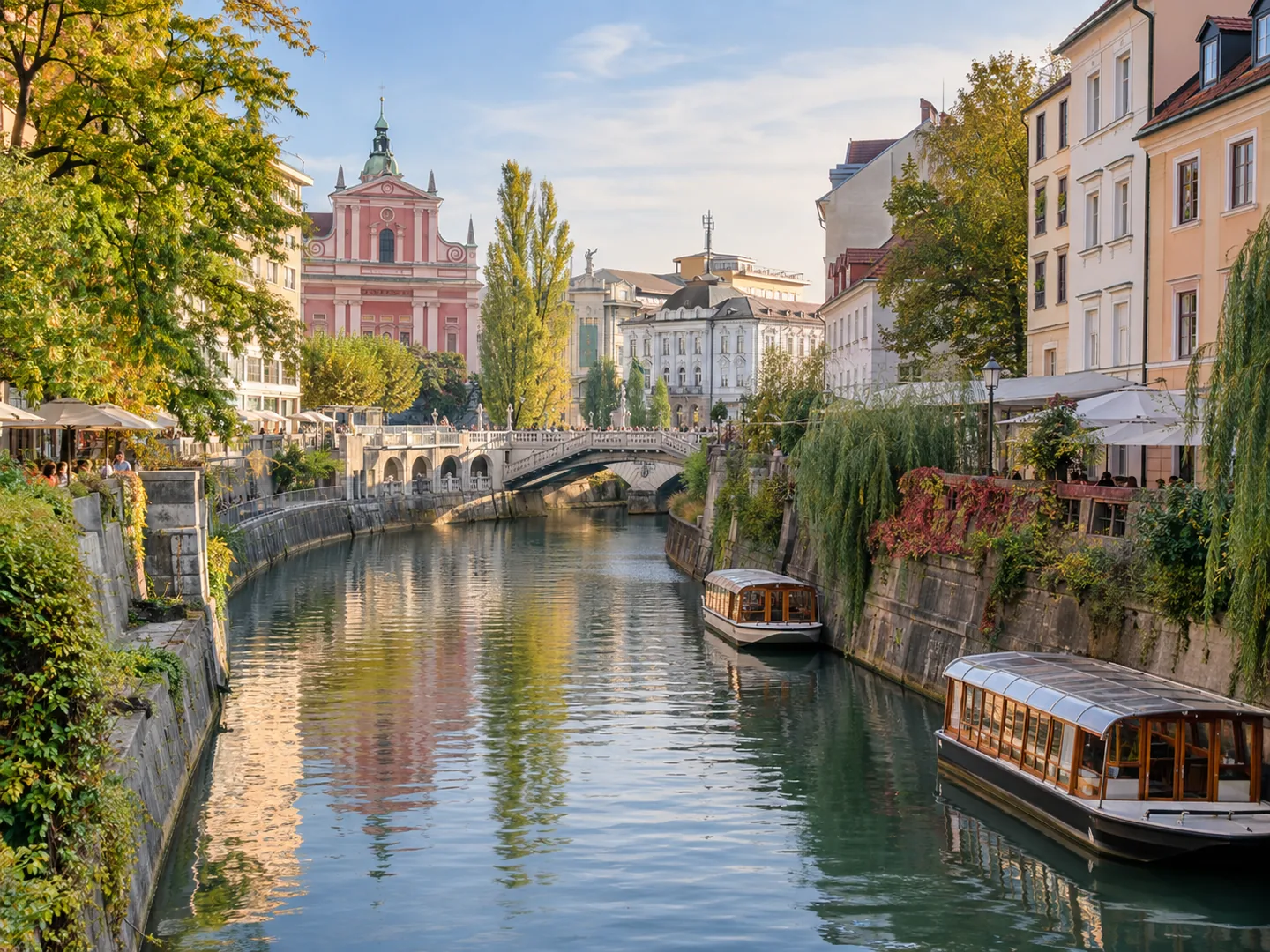 Rivière et façades de Ljubljana vues depuis un pont