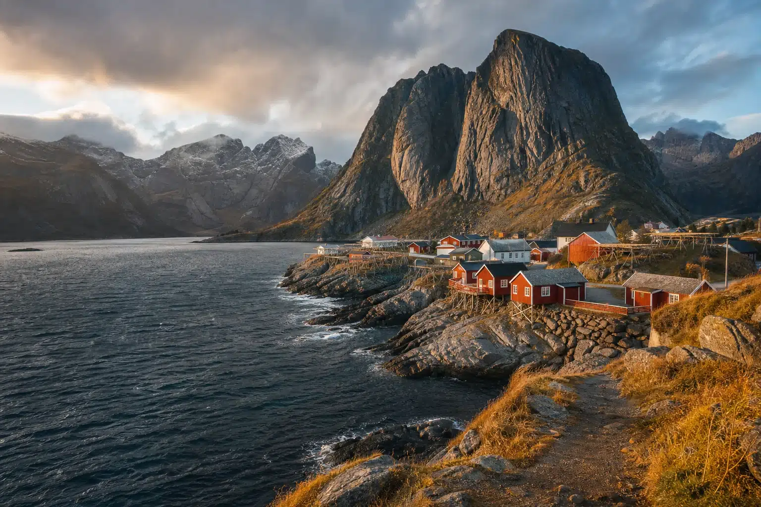 Village de pêcheurs aux maisons rouges au pied des montagnes des Lofoten