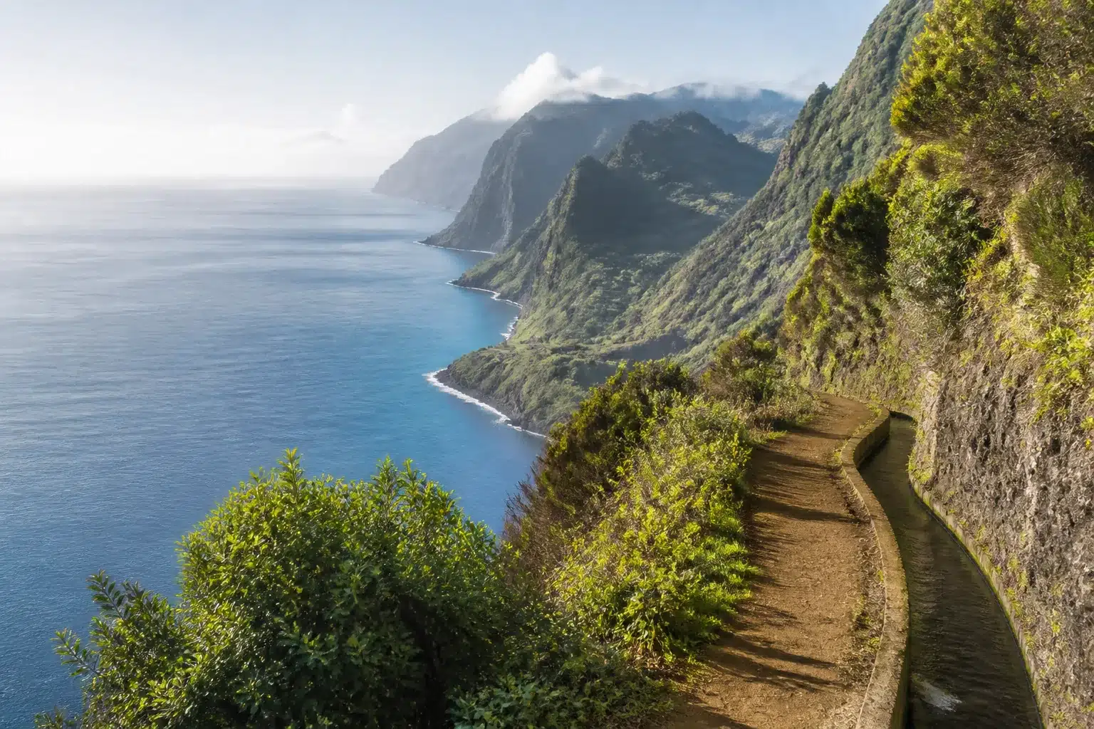 Sentier côtier au-dessus de l’Atlantique à Madère