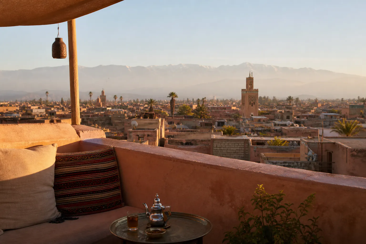Terrasse paisible de la médina de Marrakech face aux toits et aux montagnes de l’Atlas