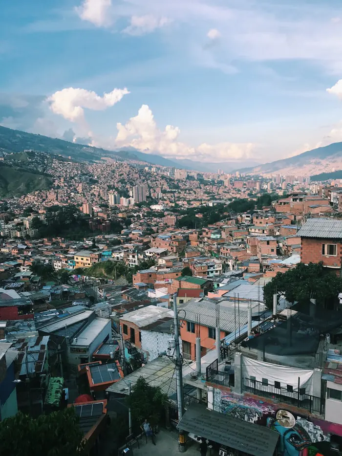 Vue panoramique de Medellín dans la vallée d’Aburrá