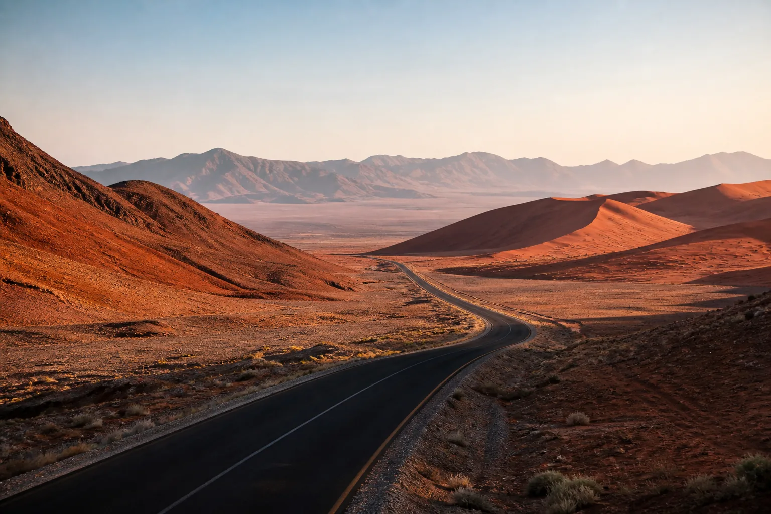 Route traversant les dunes rouges de Namibie