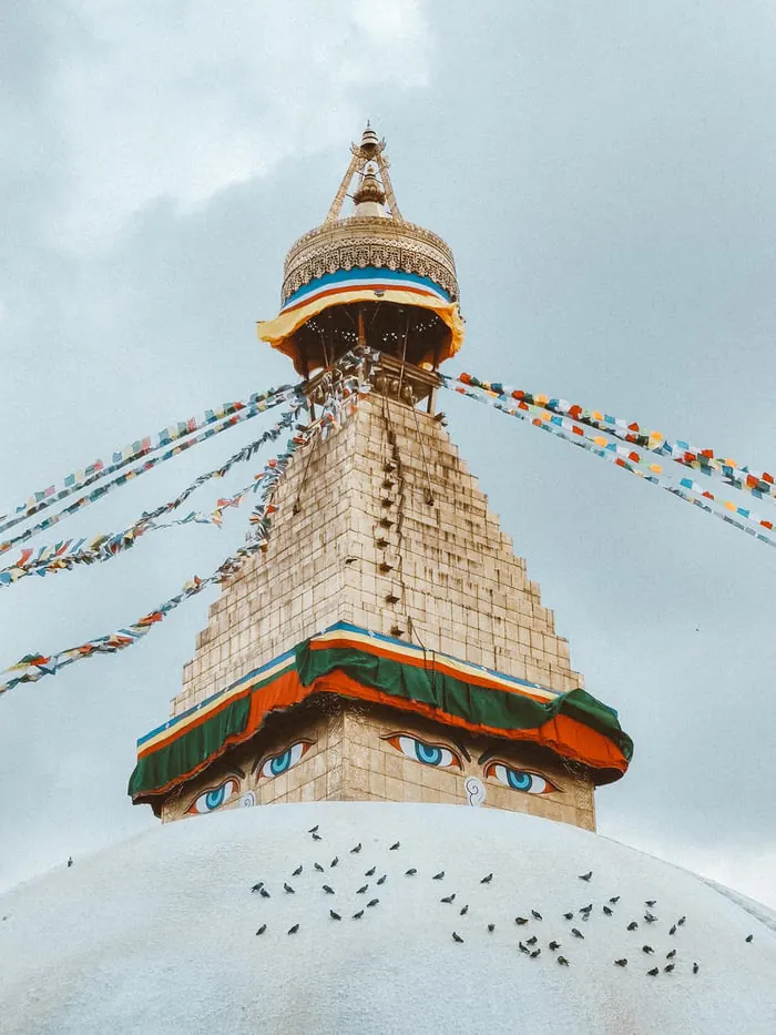 Stupa orné de drapeaux de prière au Népal