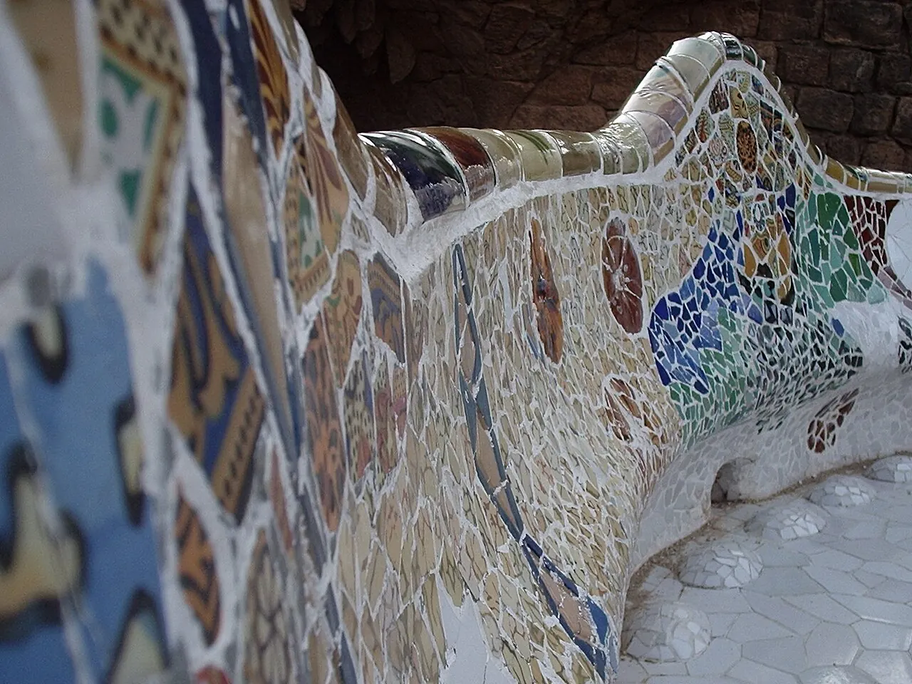 Détail des mosaïques du banc de la terrasse du parc Güell