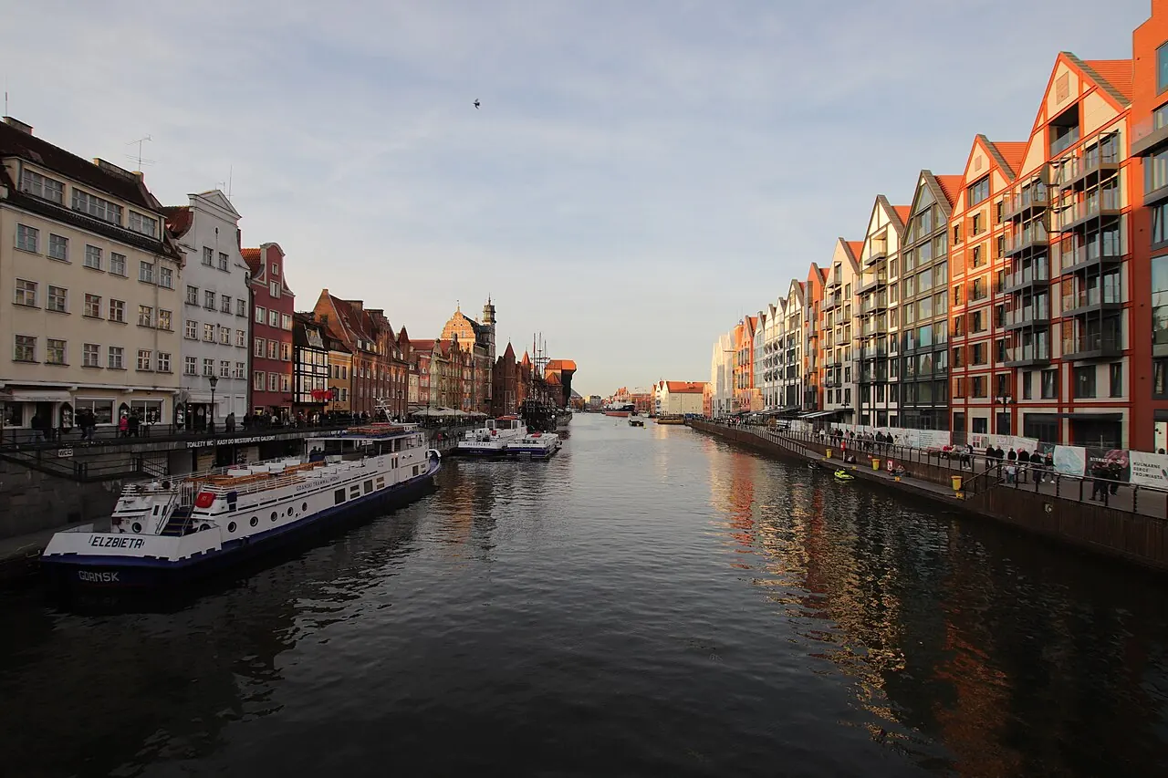 Façades et quais le long de la Motława à Gdańsk