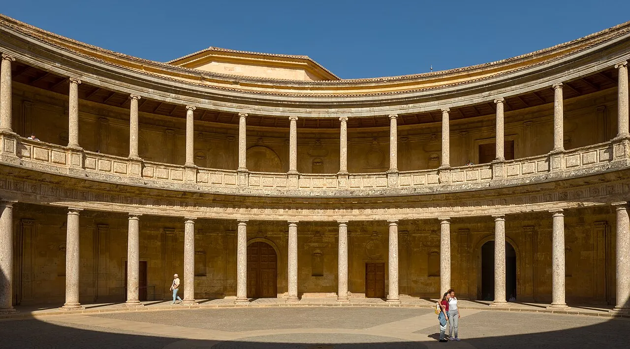 Cour du palais de Charles Quint dans l’ensemble de l’Alhambra