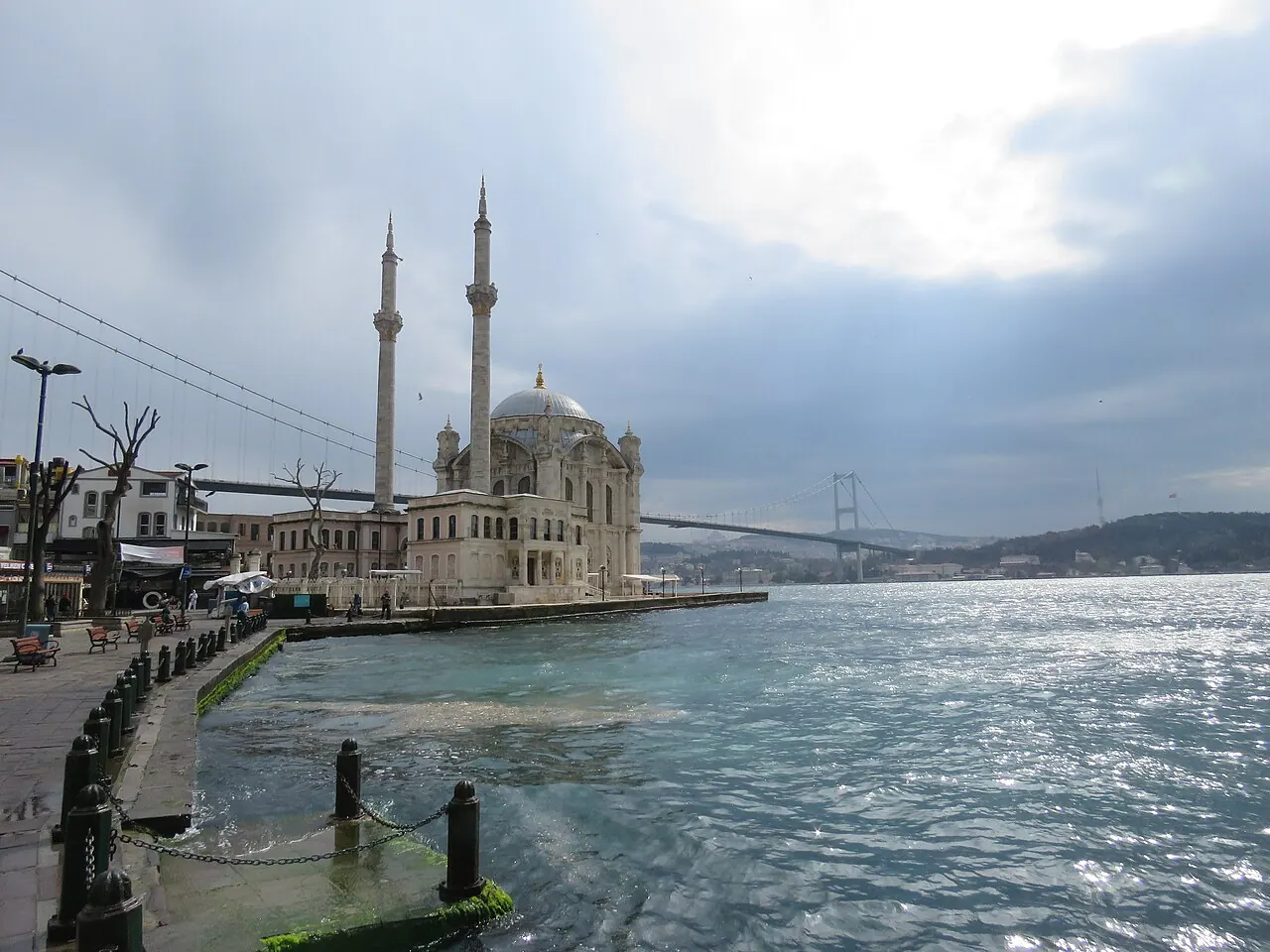 Mosquée d’Ortaköy et pont sur le Bosphore à Istanbul