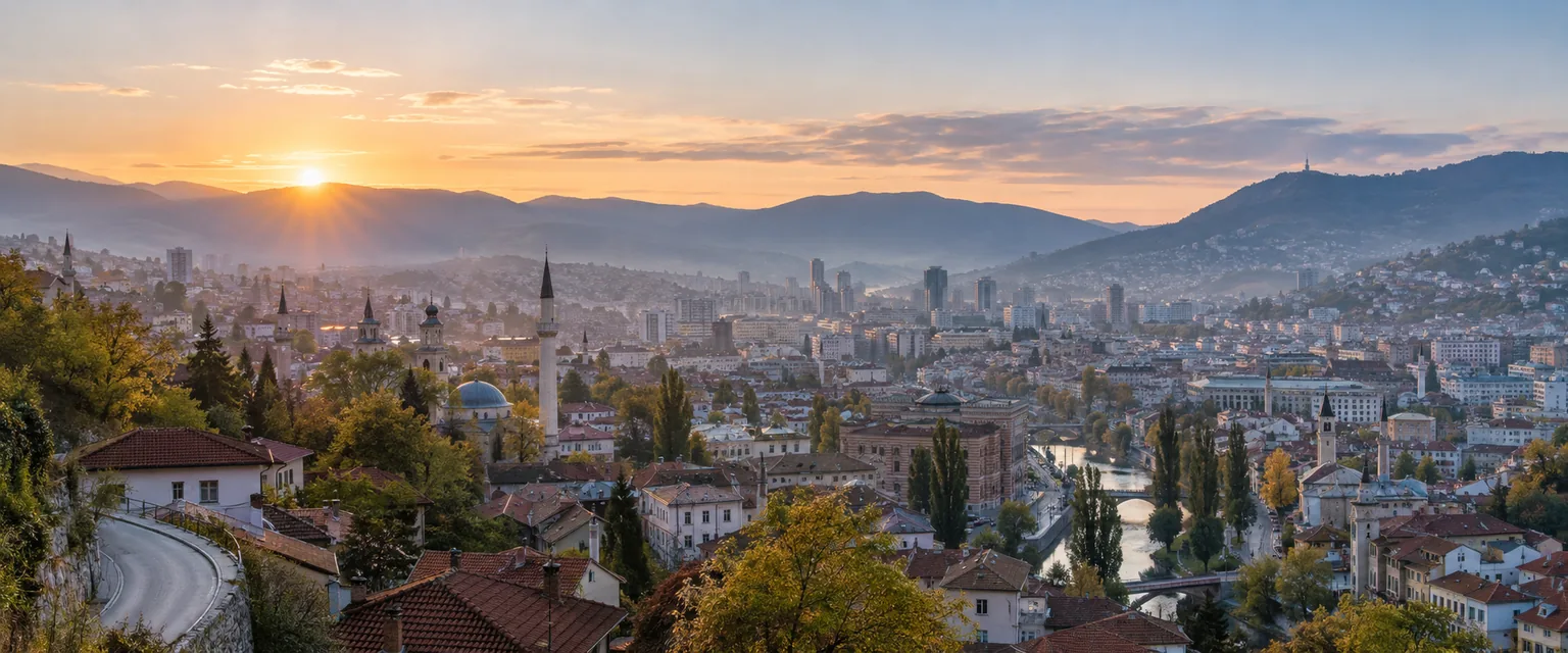 Sarajevo au lever du jour, entre toits, minarets, clochers et montagnes