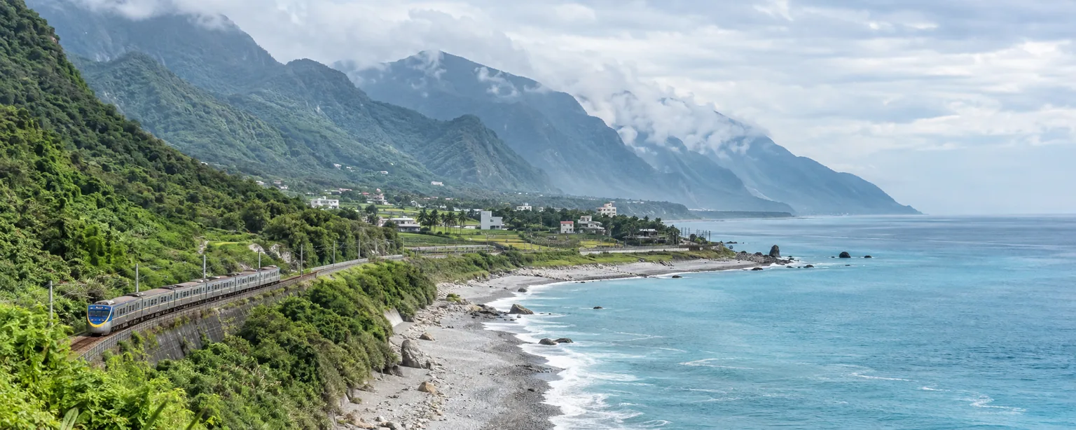 Train régional longeant le Pacifique entre mer et montagnes sur la côte est de Taïwan