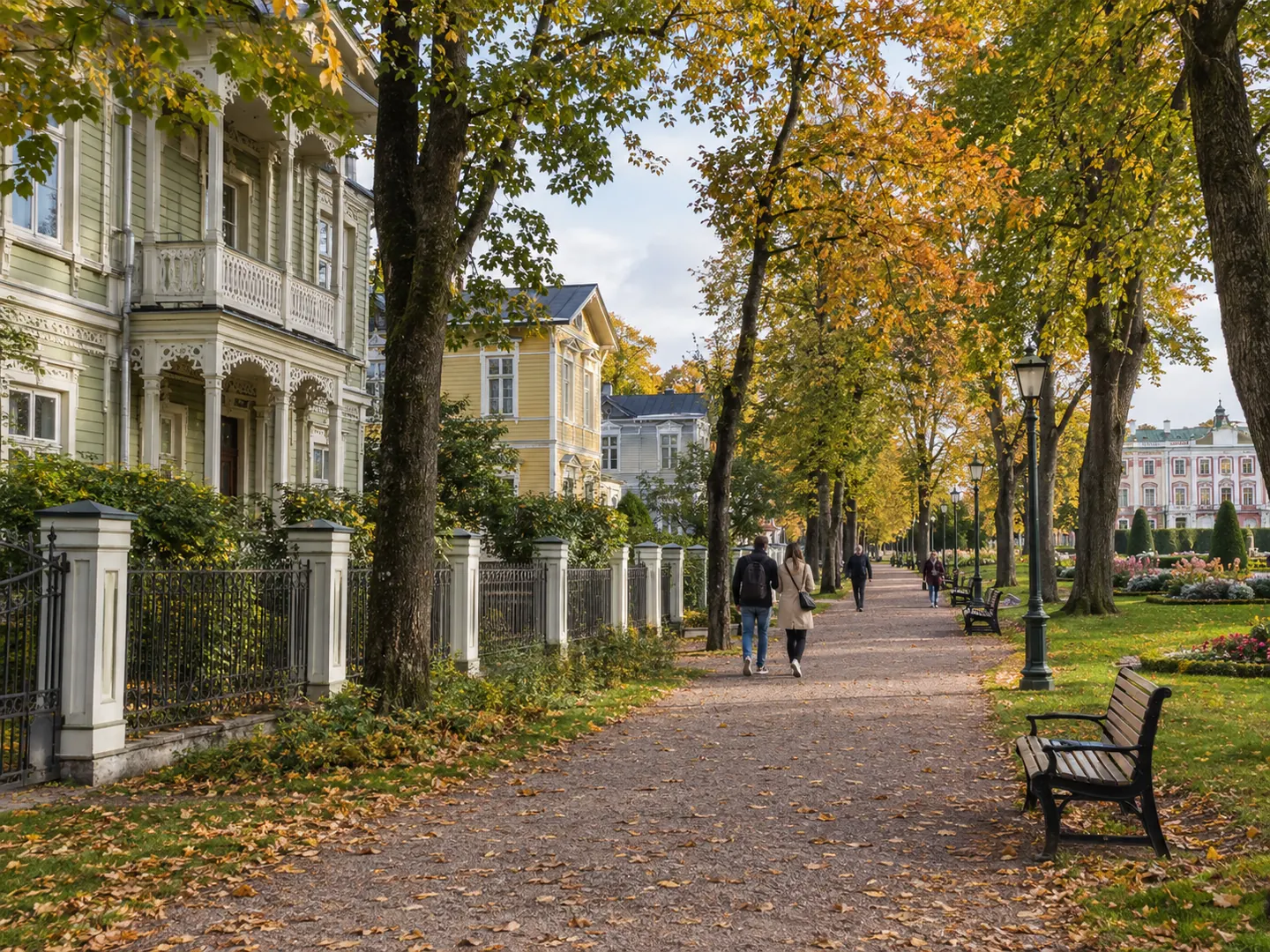 Allée arborée du quartier de Kadriorg à Tallinn en automne